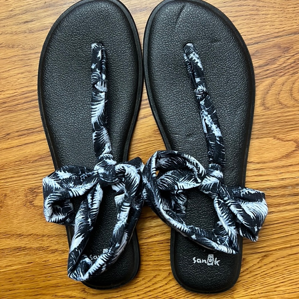 Sanuk sandals. Size 10